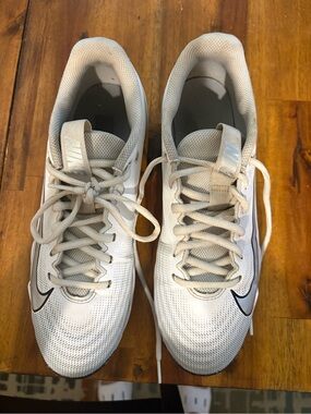Nike Men’s White and Light Gray Athletic Training Football Cleates Size 7.5 EUC